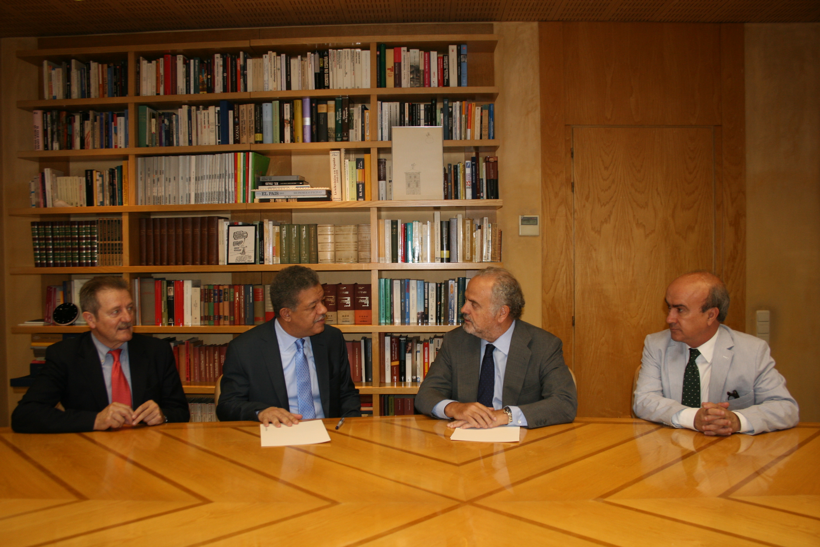 Leonel Fernandez Firma Acuerdo Con Ignacio Polanco