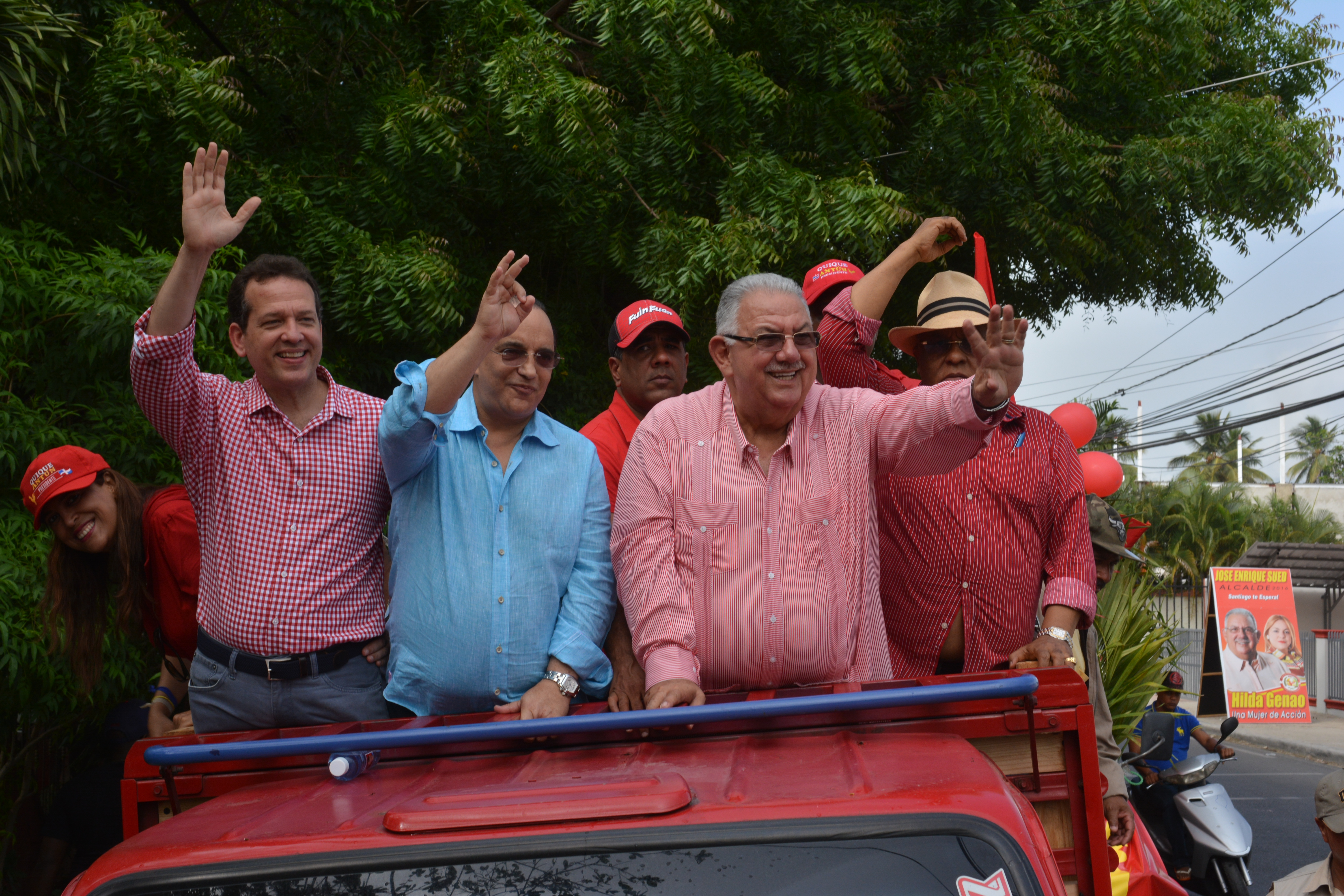 Foto. SANTIAGO. El Ingeniero Quique Antun Acompanado Del Candidato A Alcalde De Esta Ciudad Jose Enrique Sued Y Otros Dirigentes.