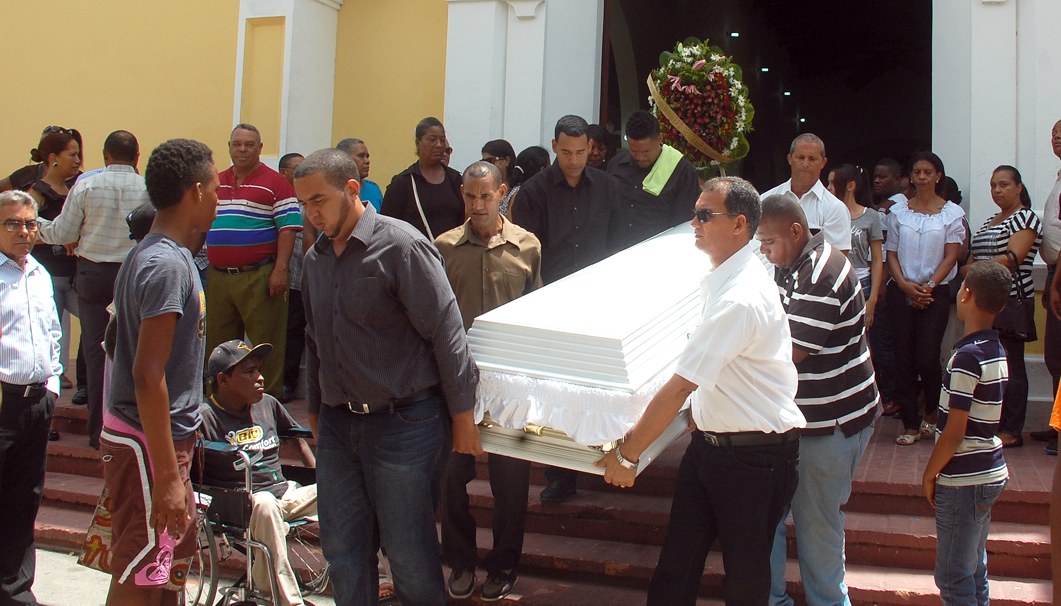 Amigos Y Familiares Trasladan El Cuerpo Sin Vidas De La Asesinada Comunicadora Franchesca Lugo Miranda