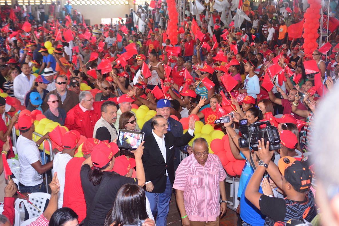 Foto 1. El Ingeniero Quique Antun Saluda Cuando Llegaba Al Acto En El Club Sameji De Santiago. JPG Copia