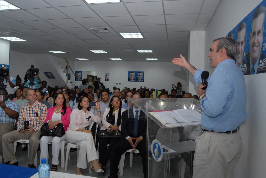 Foto De Luis En Acto Con Odontologos 1