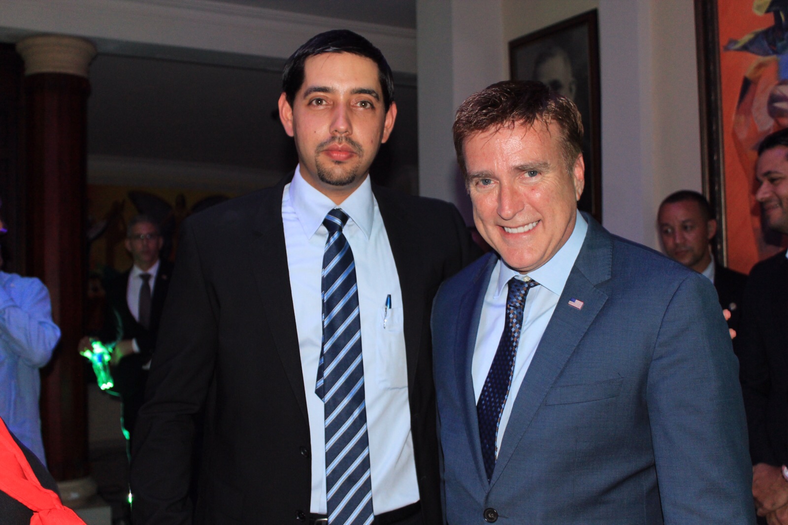 FRANCIS DIAZ JUNTO AL EMBAJADOR DE ESTADOS UNIDOS