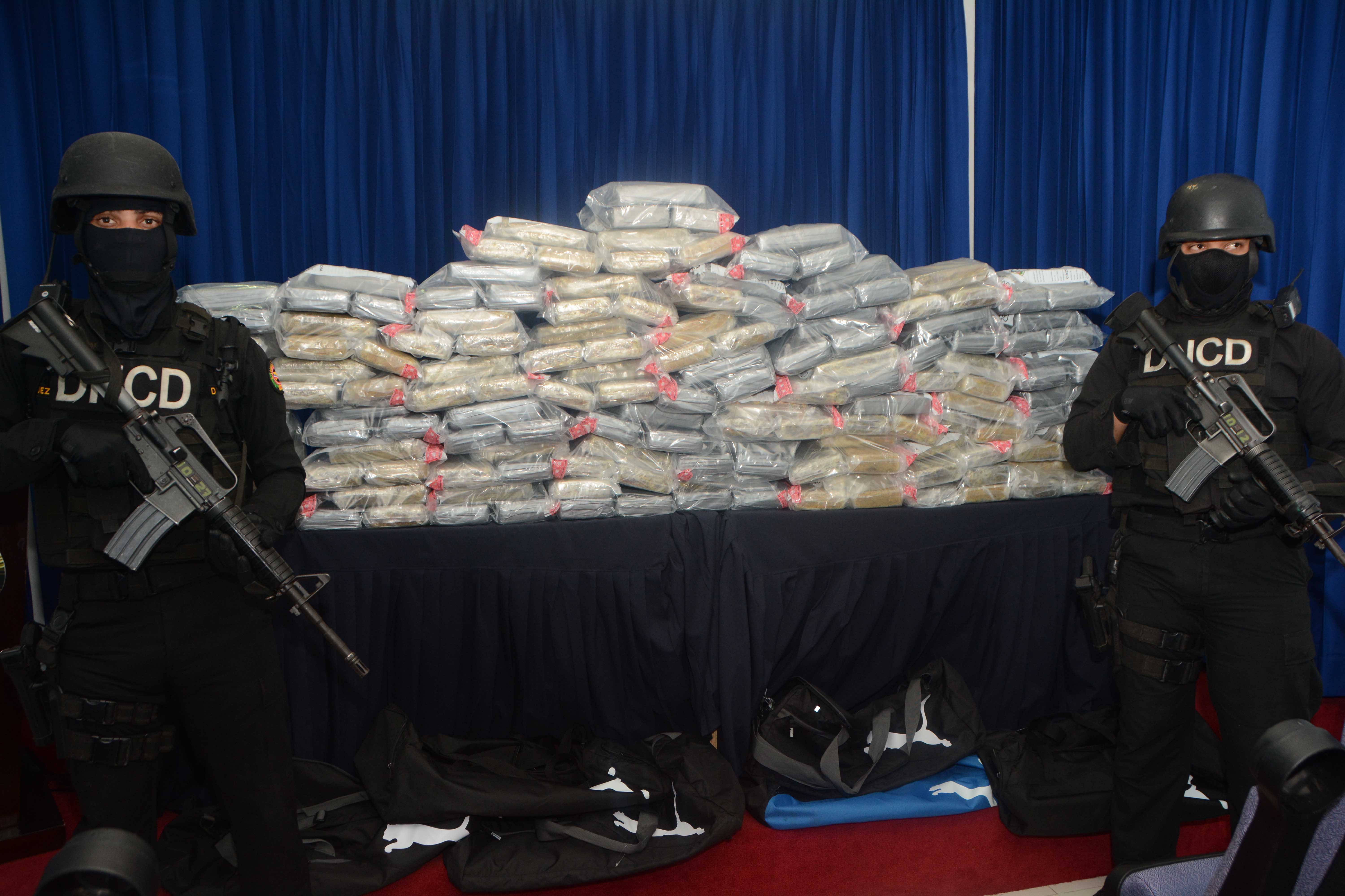 2016 LA DNCD CON APOYO DE OTRAS AGENCIAS DECOMISA 150 PAQUETES DE DROGA EN MULTIMODAL CAUCEDO 23 Enero 2016 2