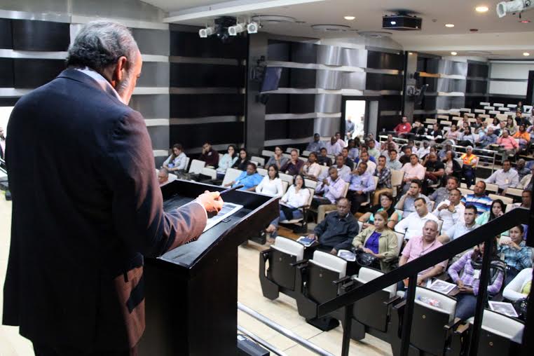 Ing Francisco Pagan Se Dirije A Los Participantes En El Curso