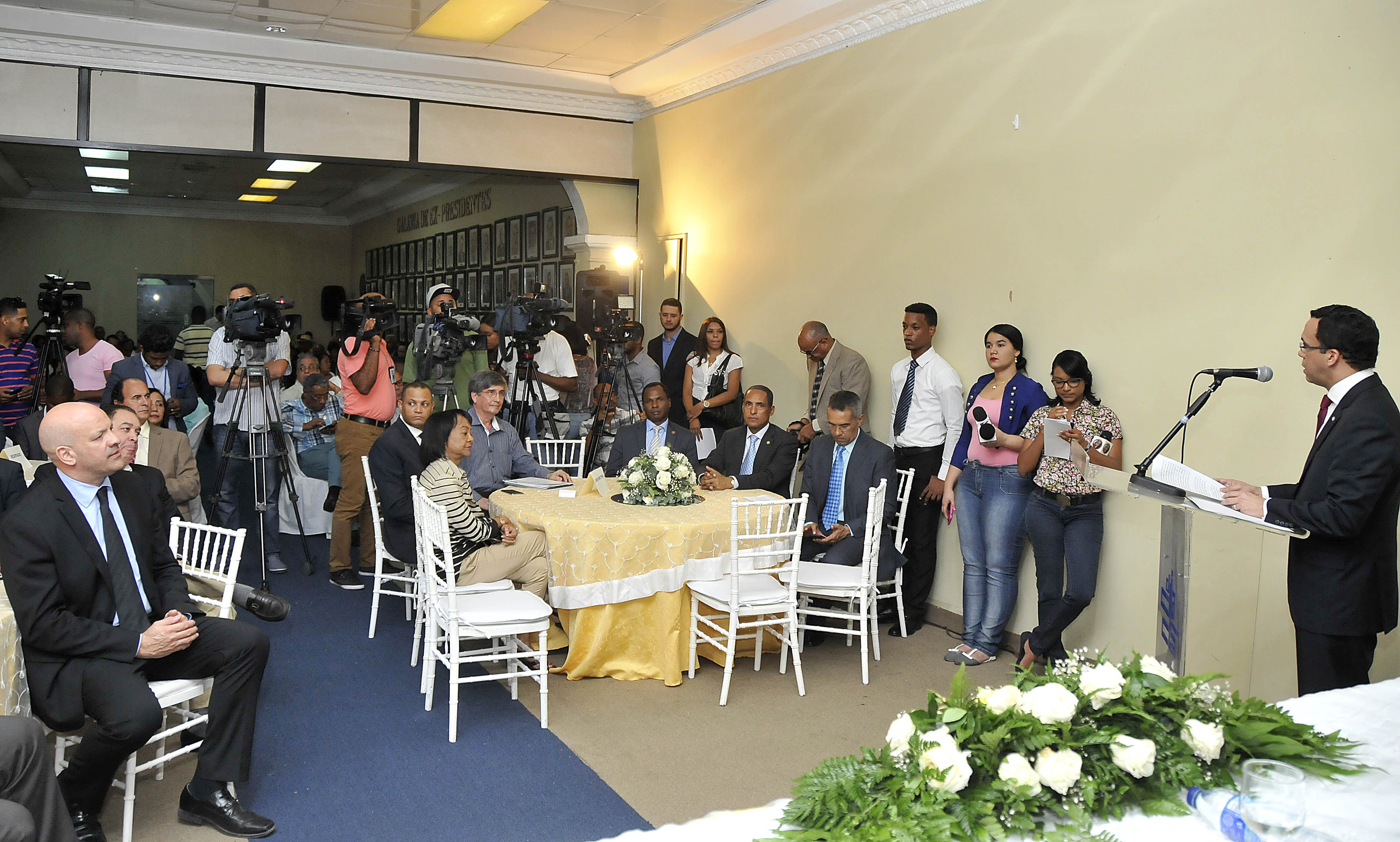 NAVARRO EXPONE ANTE INGENIEROS