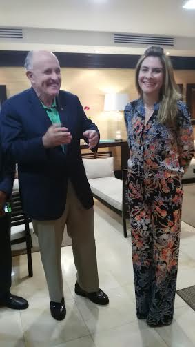 Giulliani Conversa Con Carolina Mejia En El Aeropuerto JFPG 