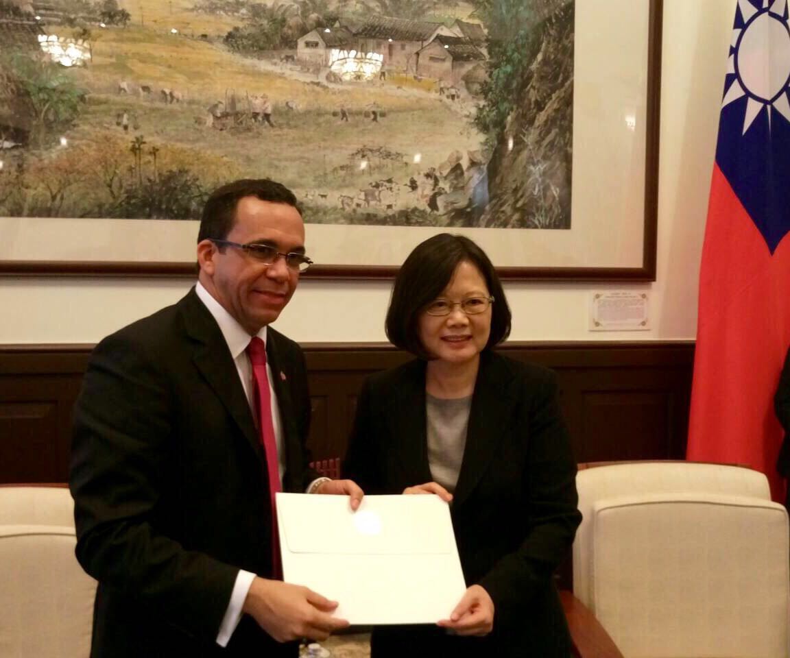 NAVARRO ENTREGA LA CARTA DE INVITACION A LA PRESIDENTA DE TAIWAN