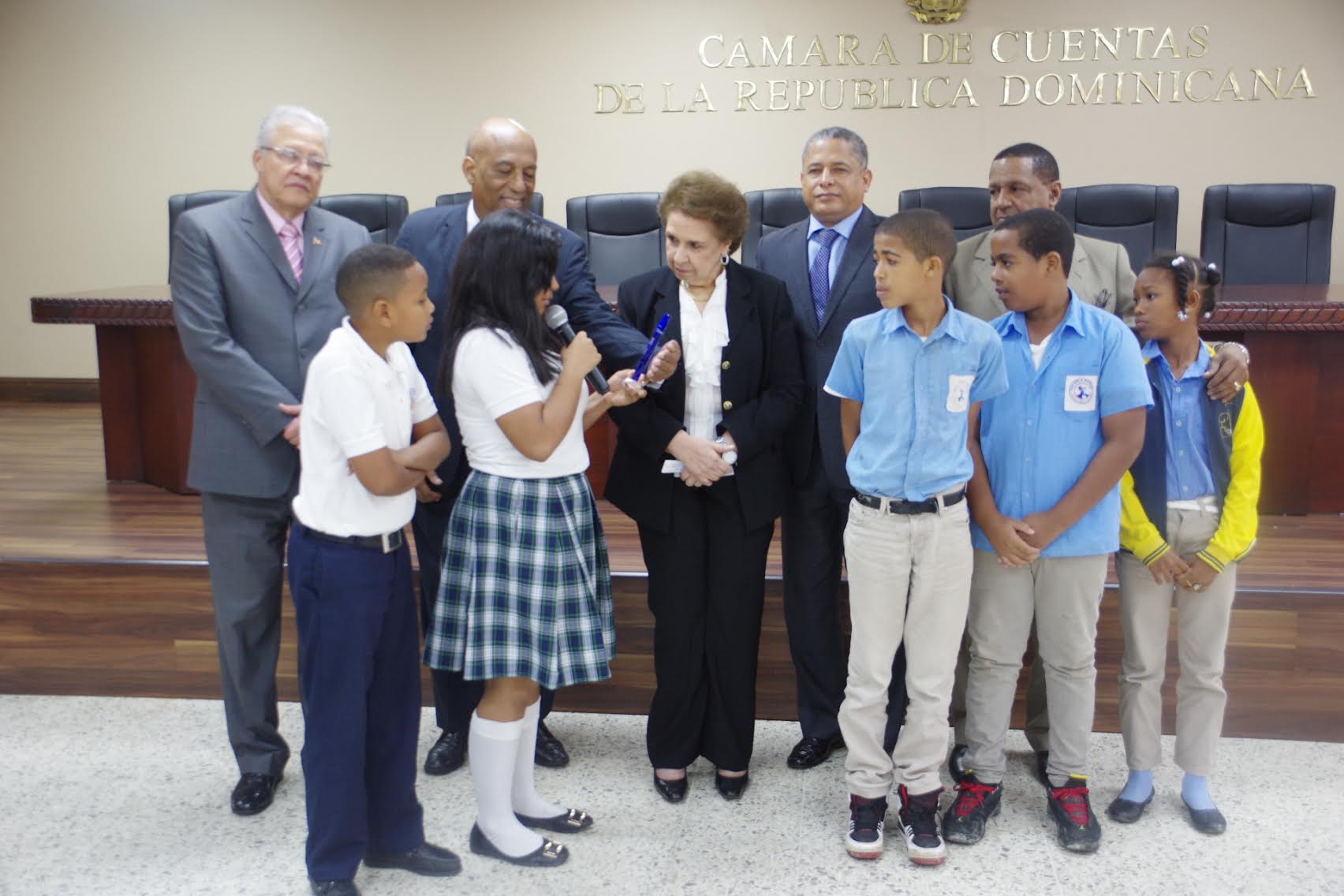 Foto Licelott Marte De Barrios Y Los Miembros Del Pleno Con Estudiantes De Los Centros Educativos Que Participaron En El Programa.