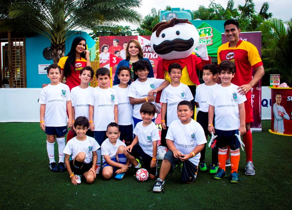 Foto Principal 2 Jezmin Navarro Gerente De Marca Pringles Junto Al Equipo De City F.C.