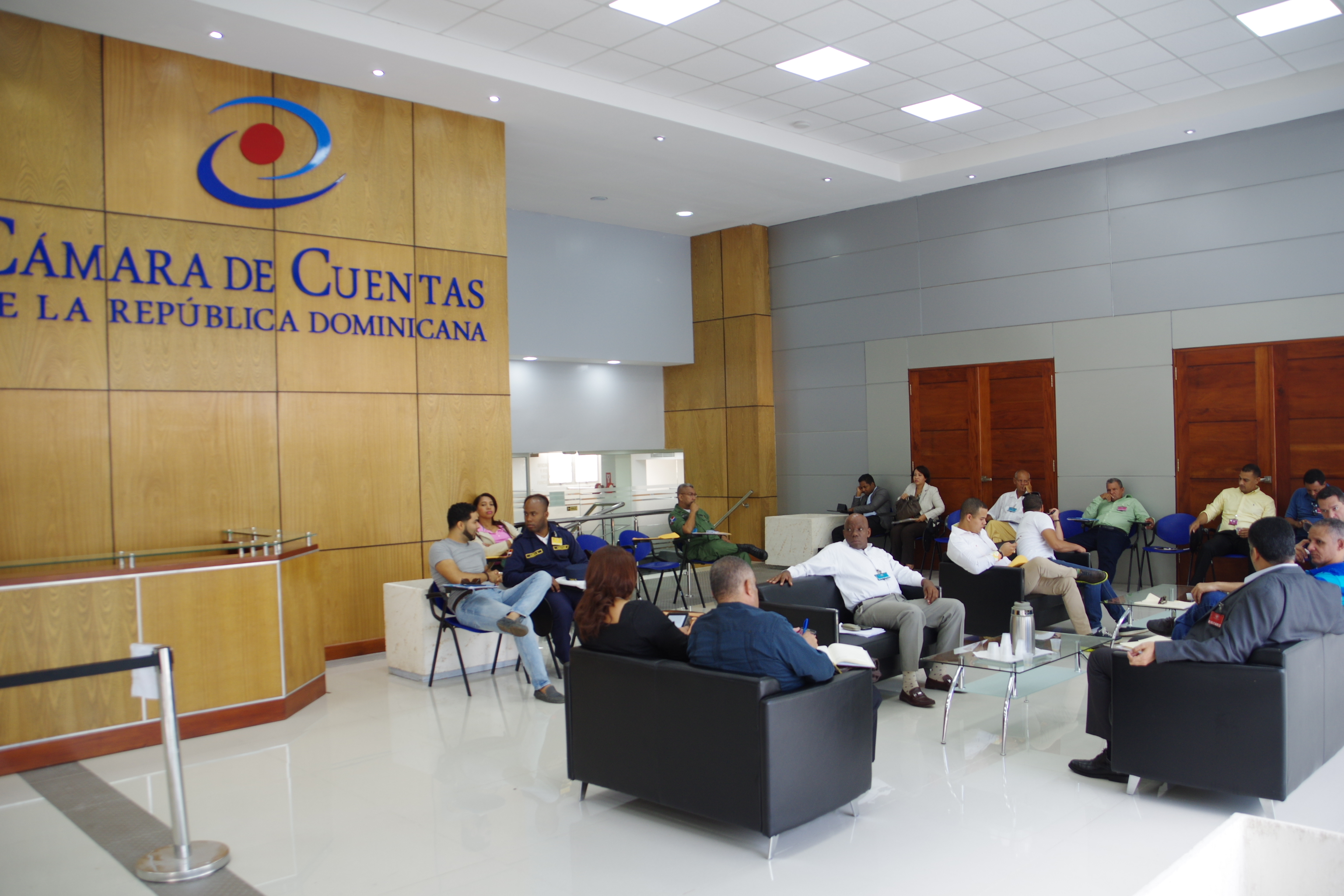 Foto. Funcionarios Esperan En La Primera Planta De La Camara De Cuentas Para Entregar Su Declaracion Jurada