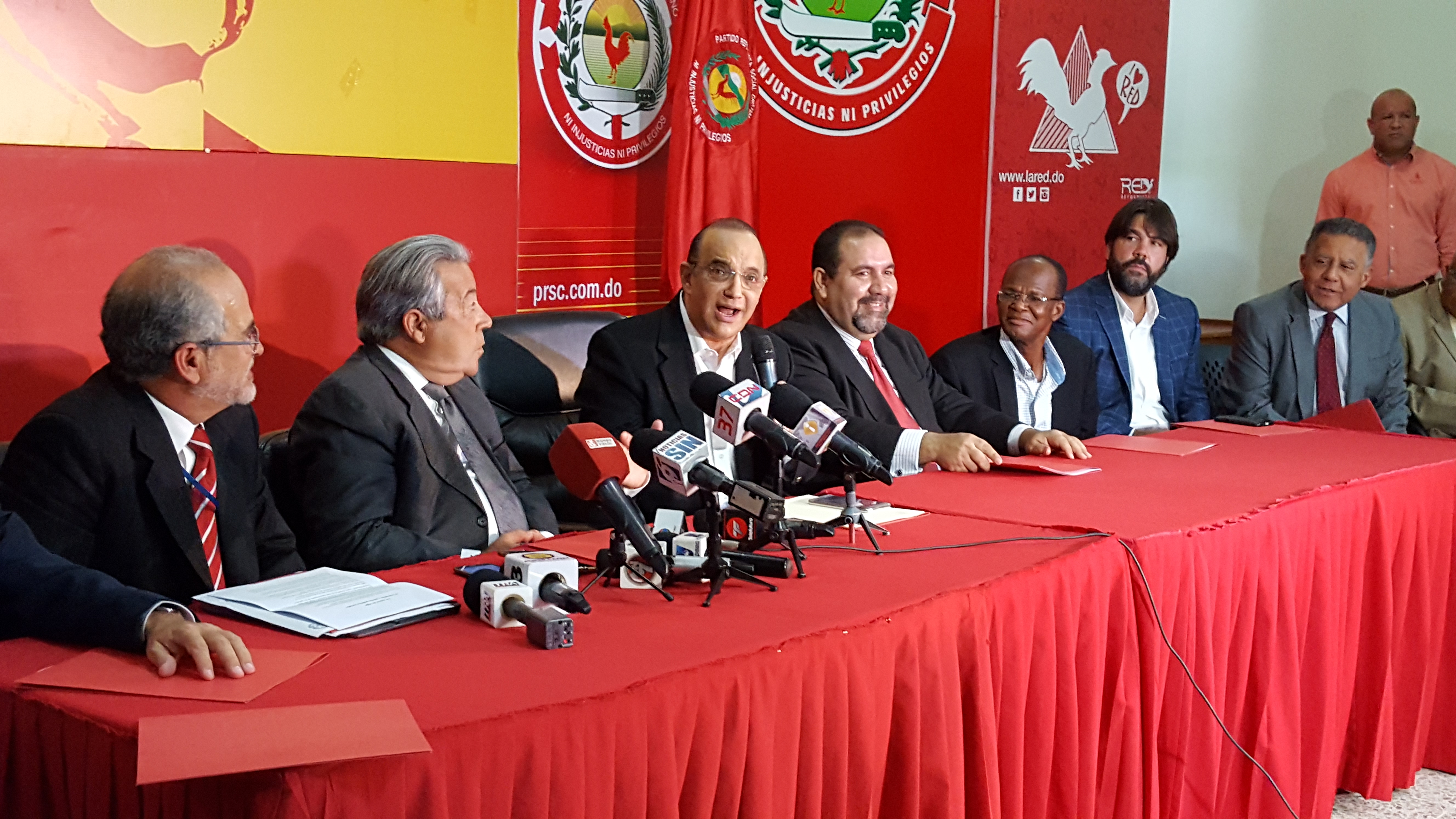 Foto. Quique Antun Habla En Conferencia De Prensa Despues De La Reunion