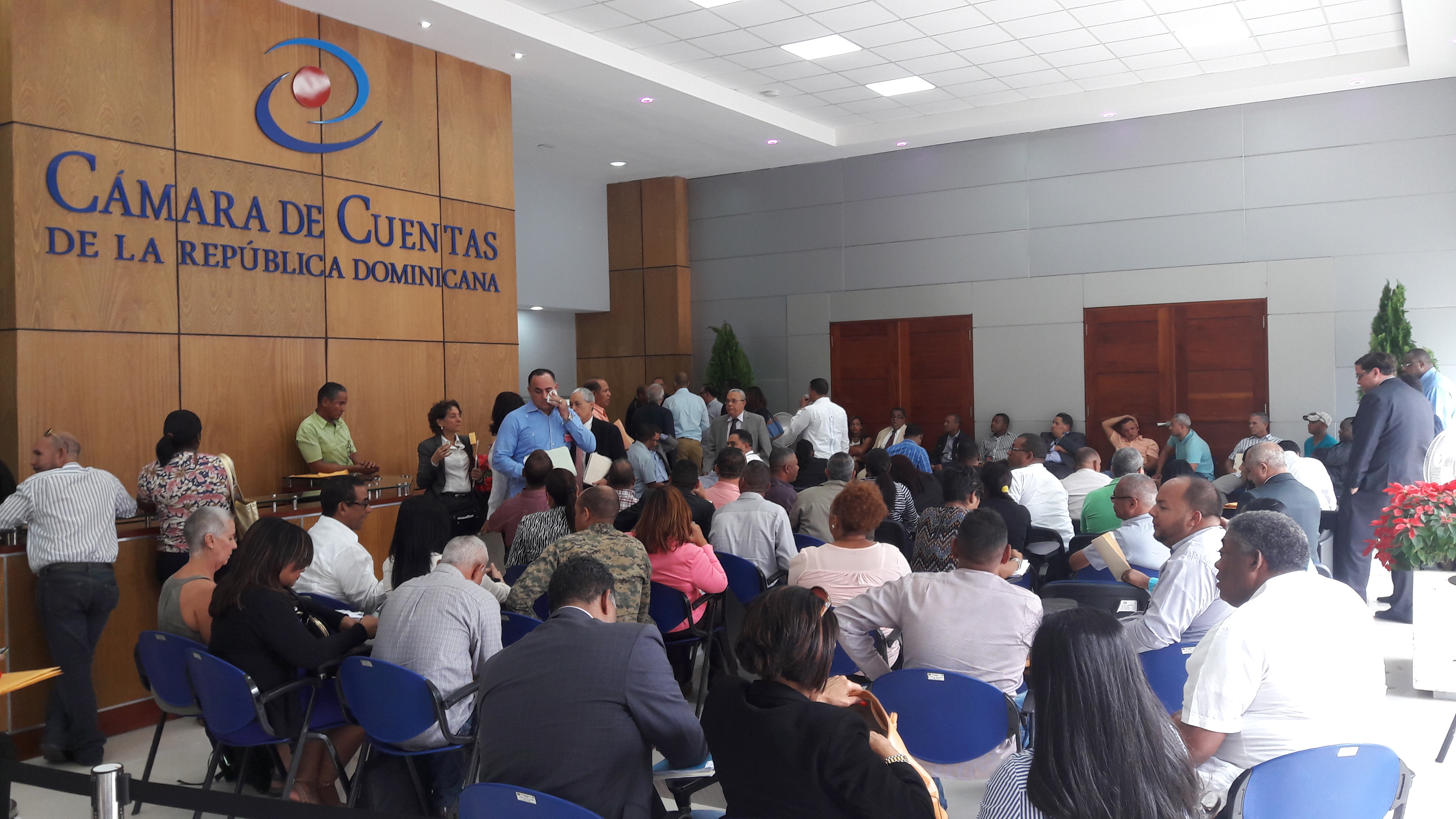 Foto Funcionarios Abarrotan Camara De Cuentas Para Presentar Declaracion Jurada Patrimonio