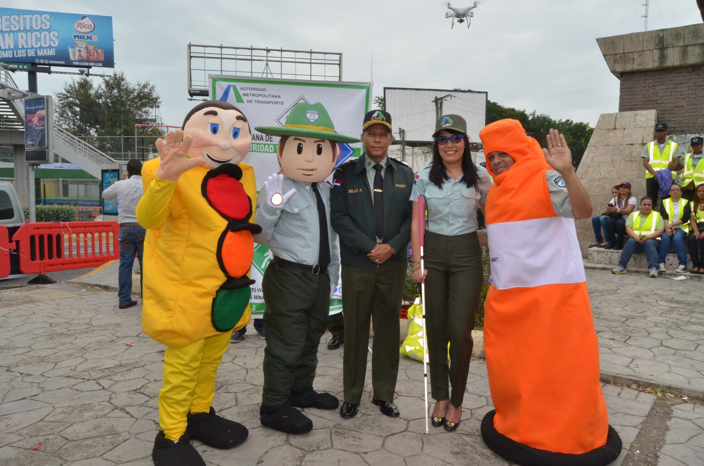 Mascotas De Amet Junto Al General Bello Y Francina