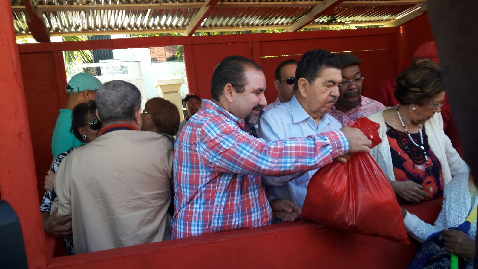 Foto Ramon Rogelio Genao Y Rafael Bello Andino En La Entrega De Canastas