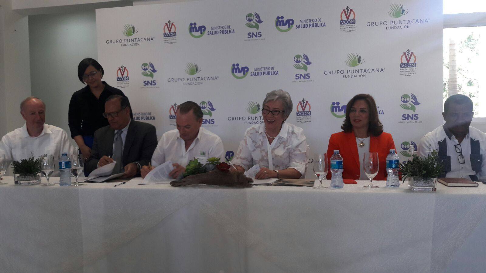 Representantes De Las Distintas Entidades Firman El Acuerdo