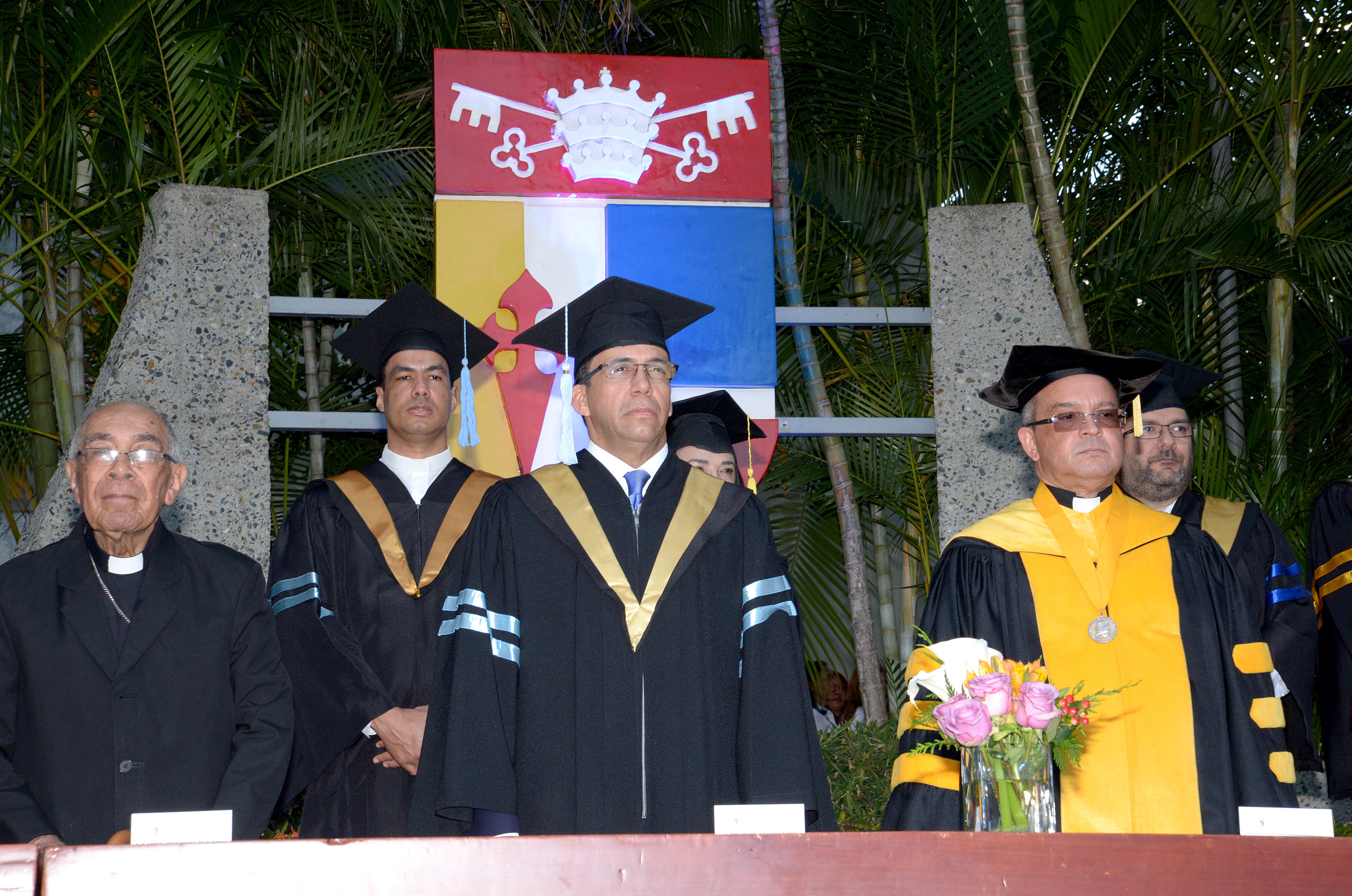 NAVARRO JUNTO A RECTOR PUCAMAIMA SANTIAGO