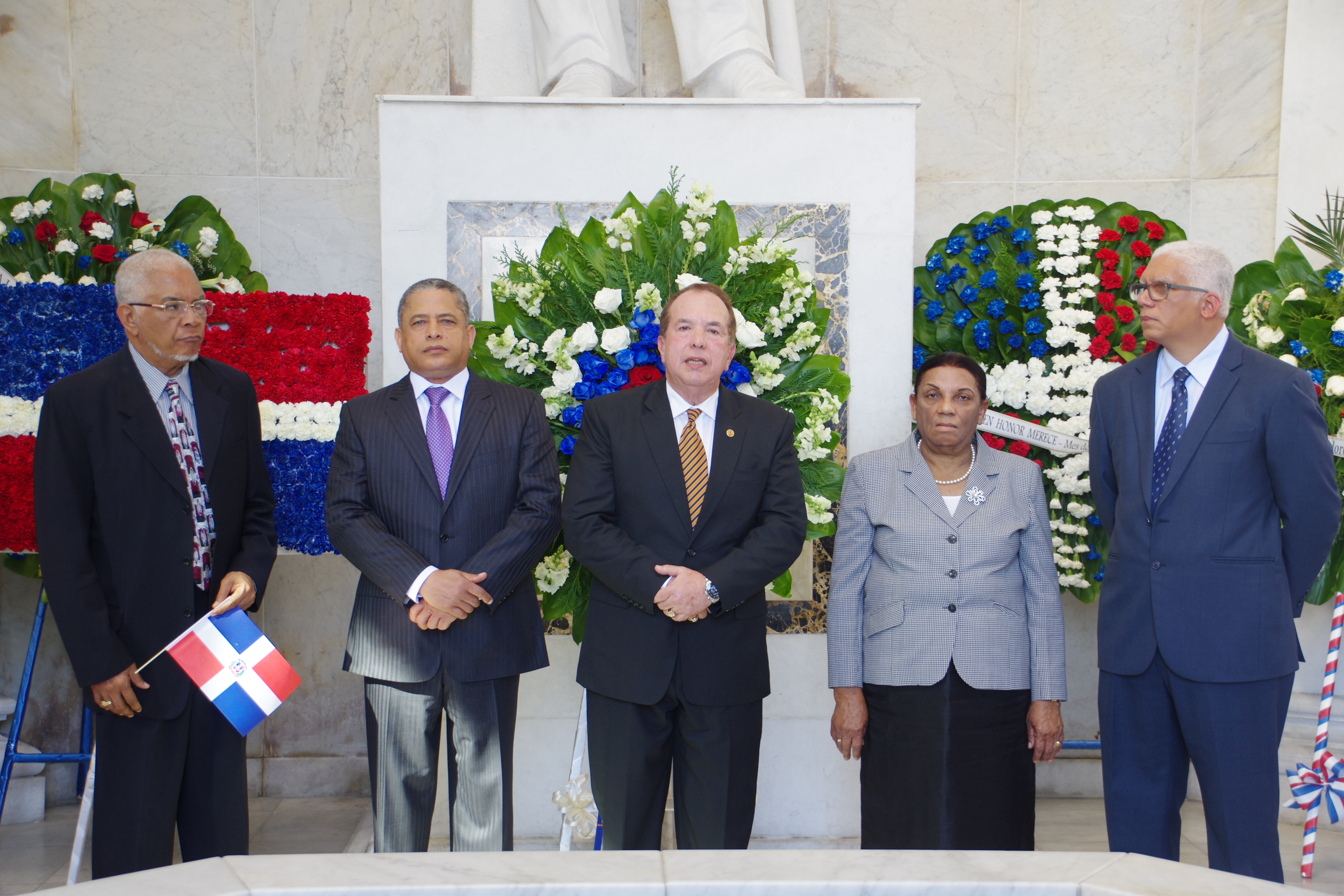 Foto . Los Miembros Del Pleno De La CCRD En La Ofrenda Floral En El Altar De La Patria Este Martes. 