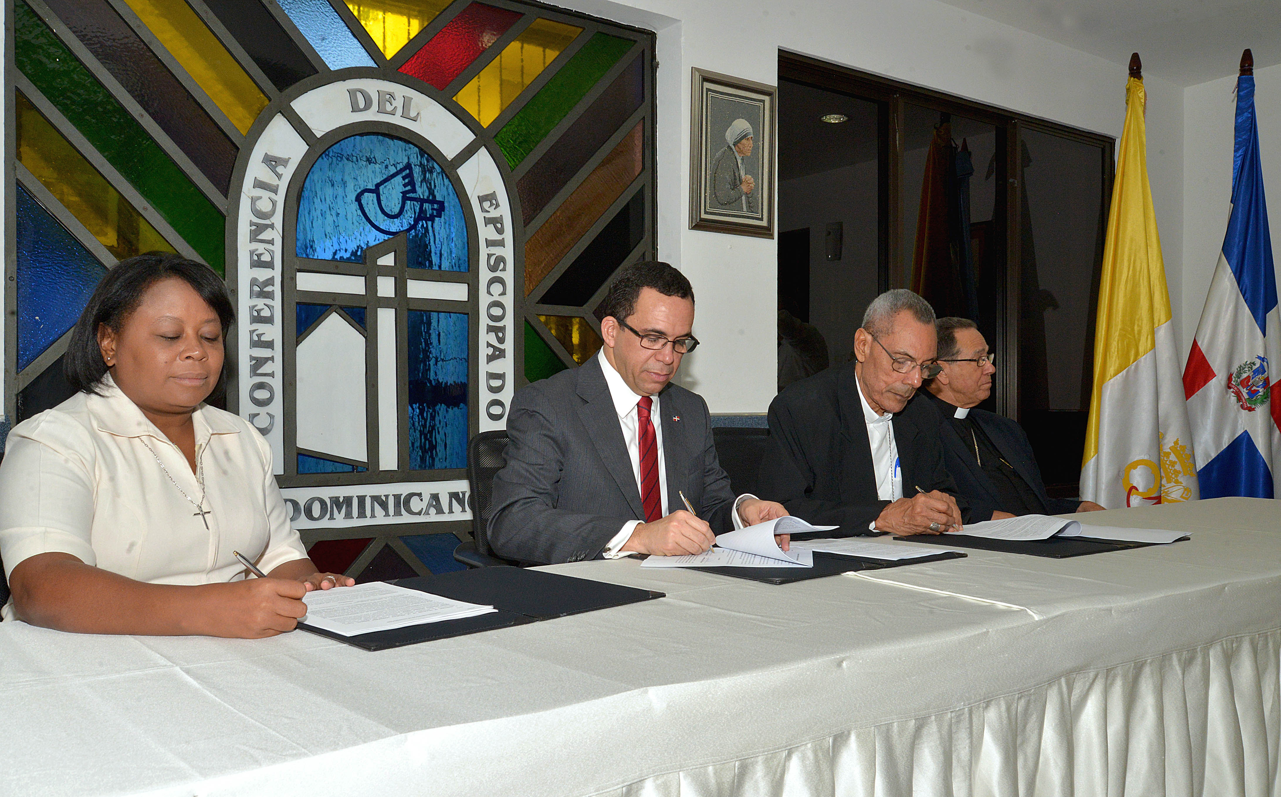 NAVARRO FIRMA CON OBISPOS