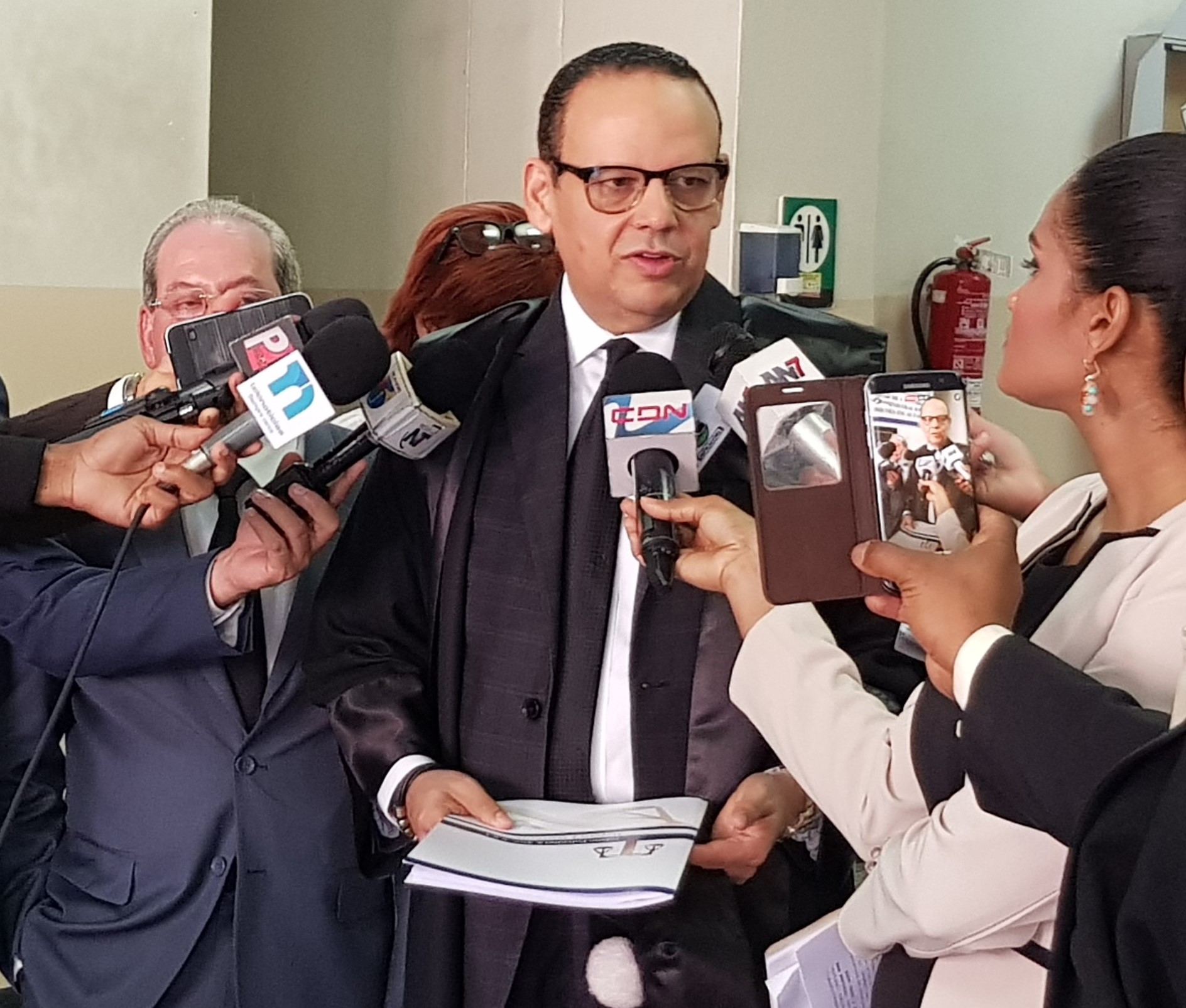Trajano Potentini Mientras Depositaba Accion De Amparo Preventivo En Contra De ACROARTE