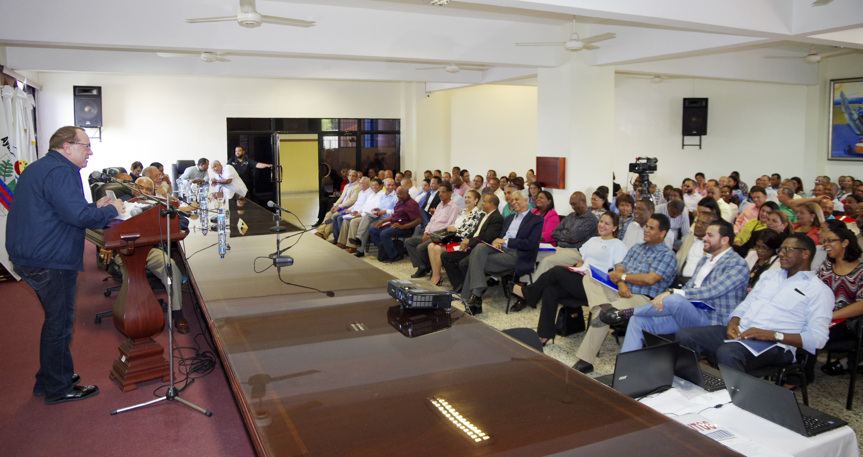 Foto BANI. El Presidente De La CCRD Hugo Alvarez Habla En El Encuentro Con Alcaldes De Varias Provincias Del Sur