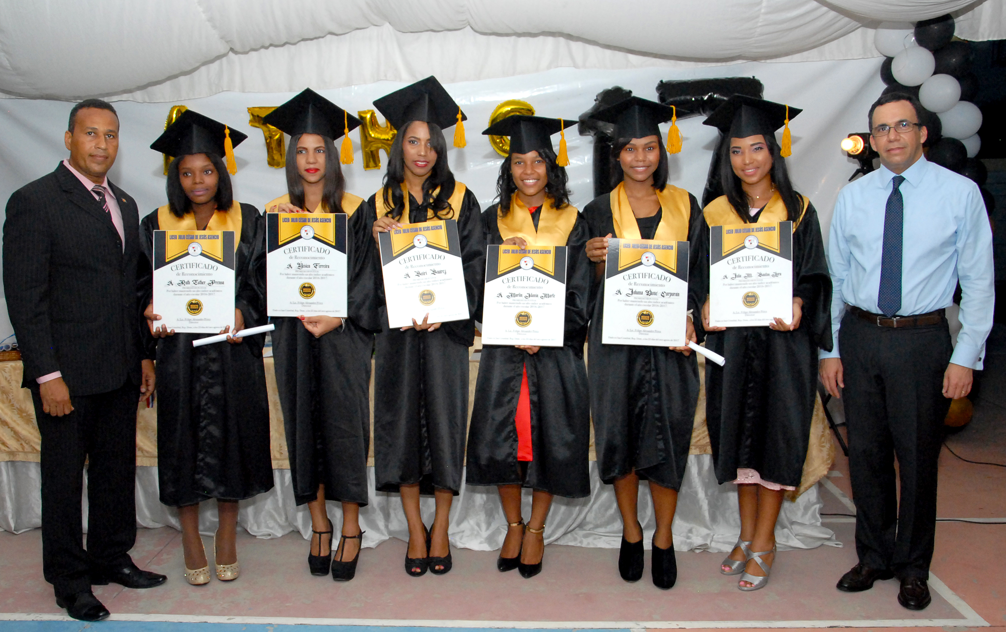 ANDRES NAVARRO JUNTO A GRADUANDOS DE SAN CRISTOBAL
