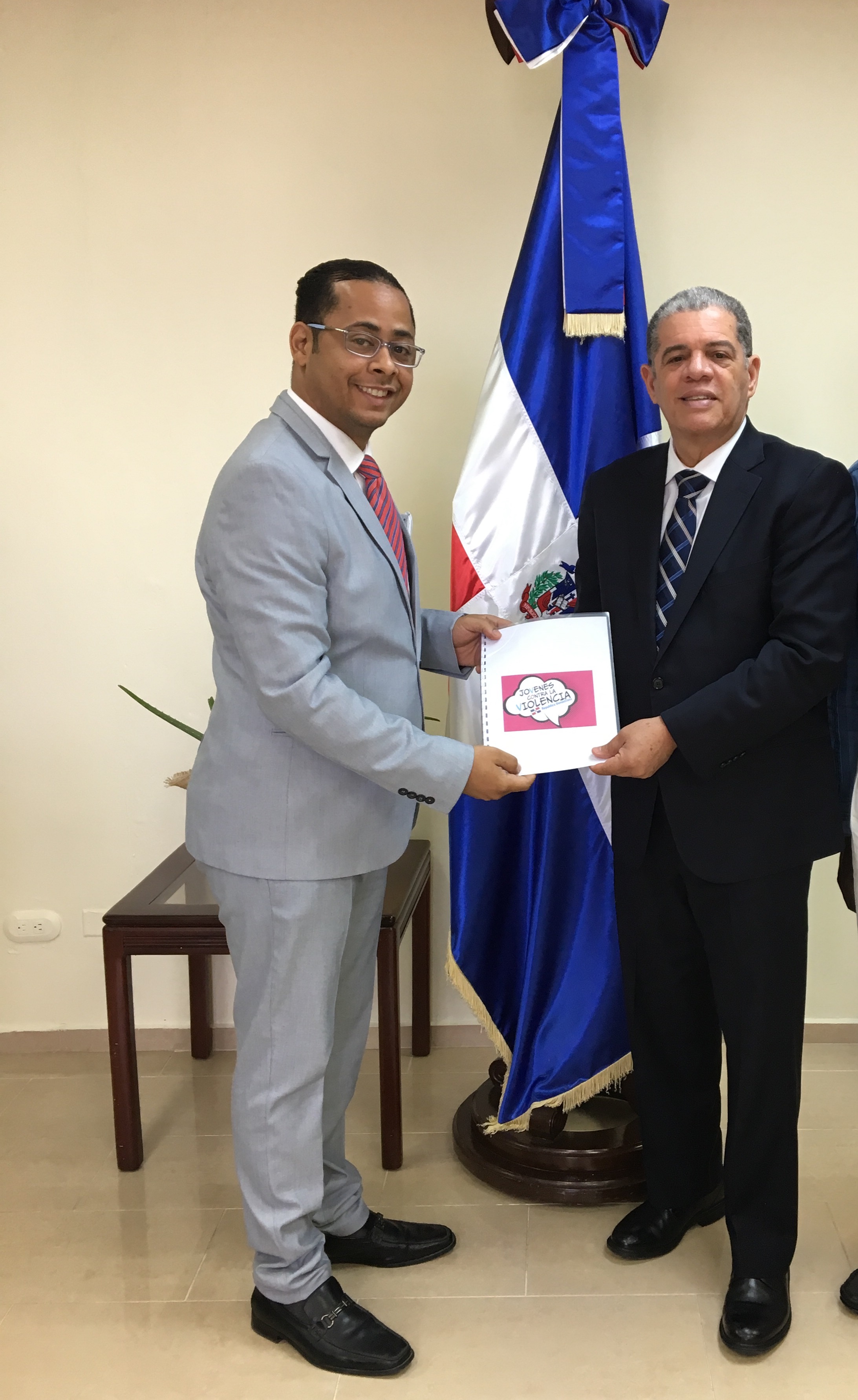 Tony Guevara Entrega Propuesta A Ministro De Interior Y Policia