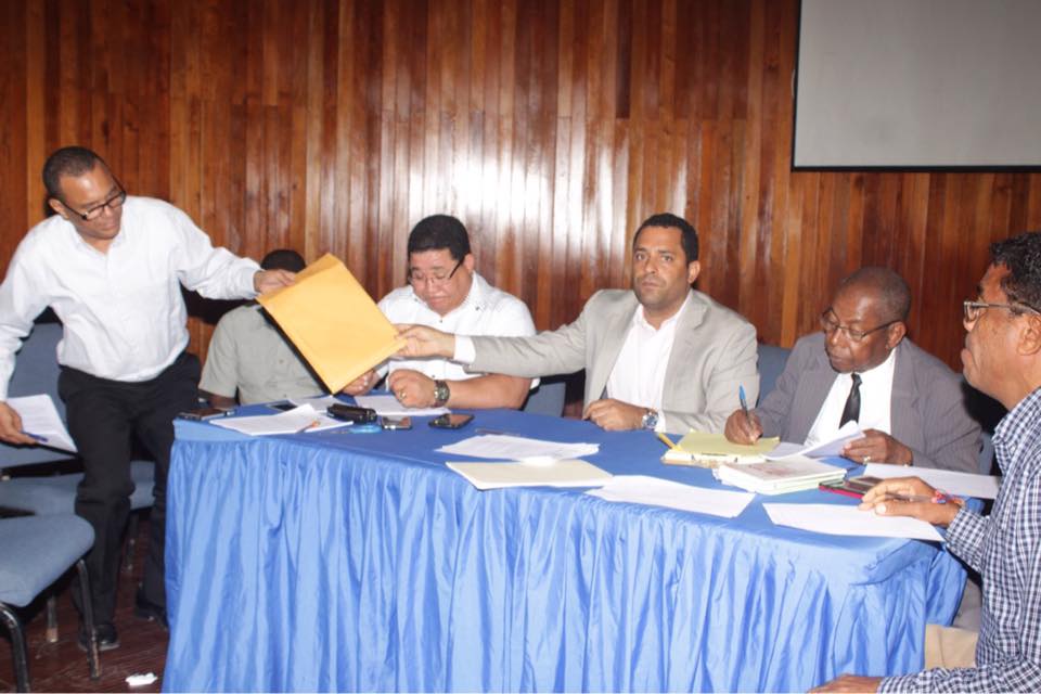 Oliver Santos Tesorero Del Ayuntamiento Entrega Sobre A Notario.