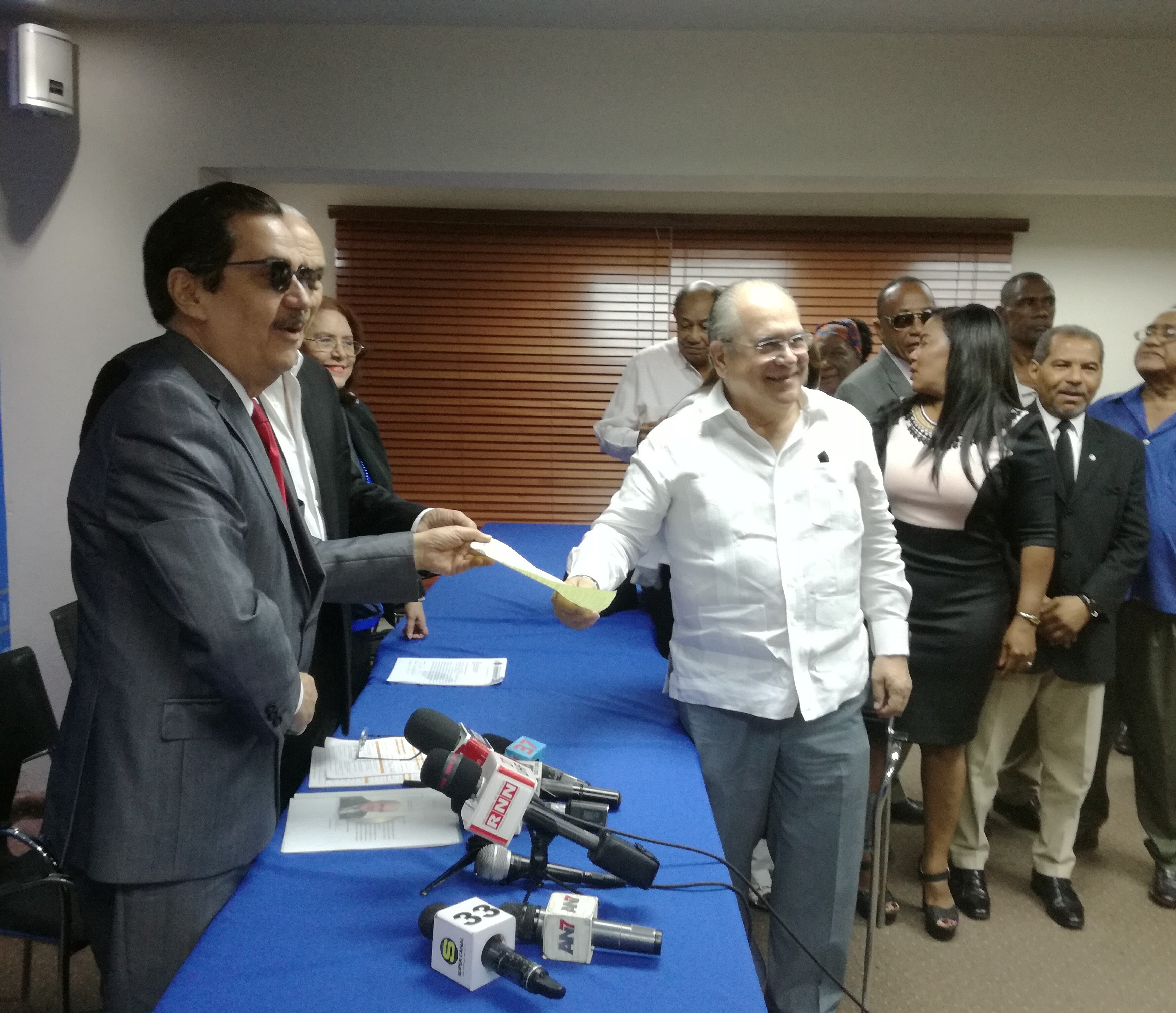 Jesus Feris Entregando Documentos A Tony Raful