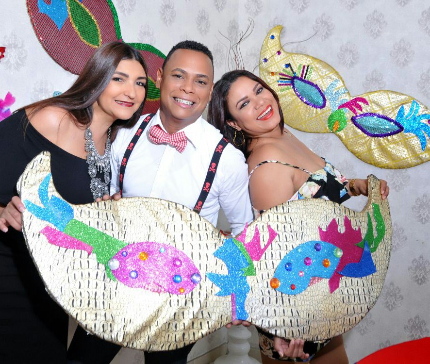 ROSA ALEX Y SARAH CON ANTIFAZ GIGANTE
