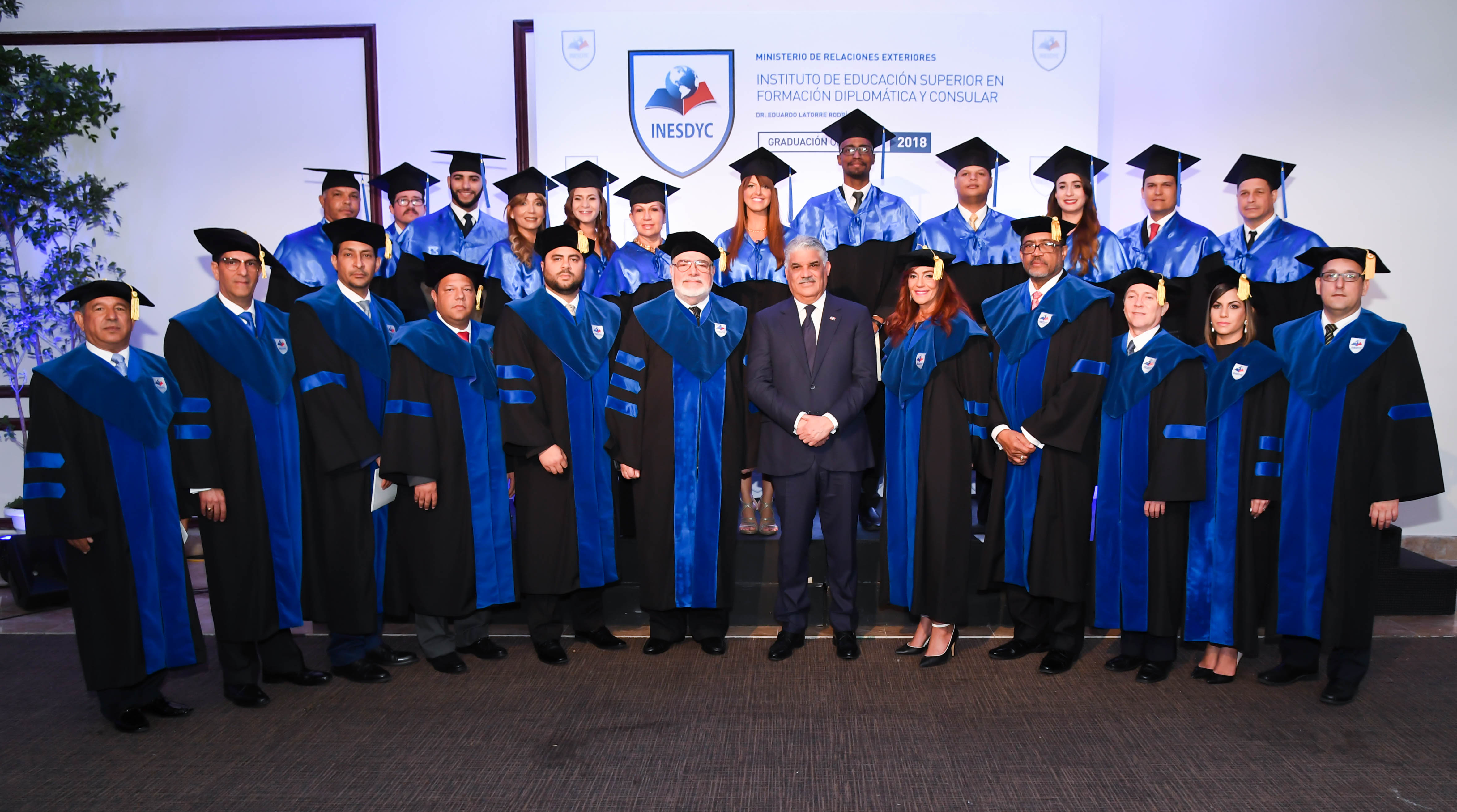 Canciller Vargas Junto A Graduandos Inesdyc