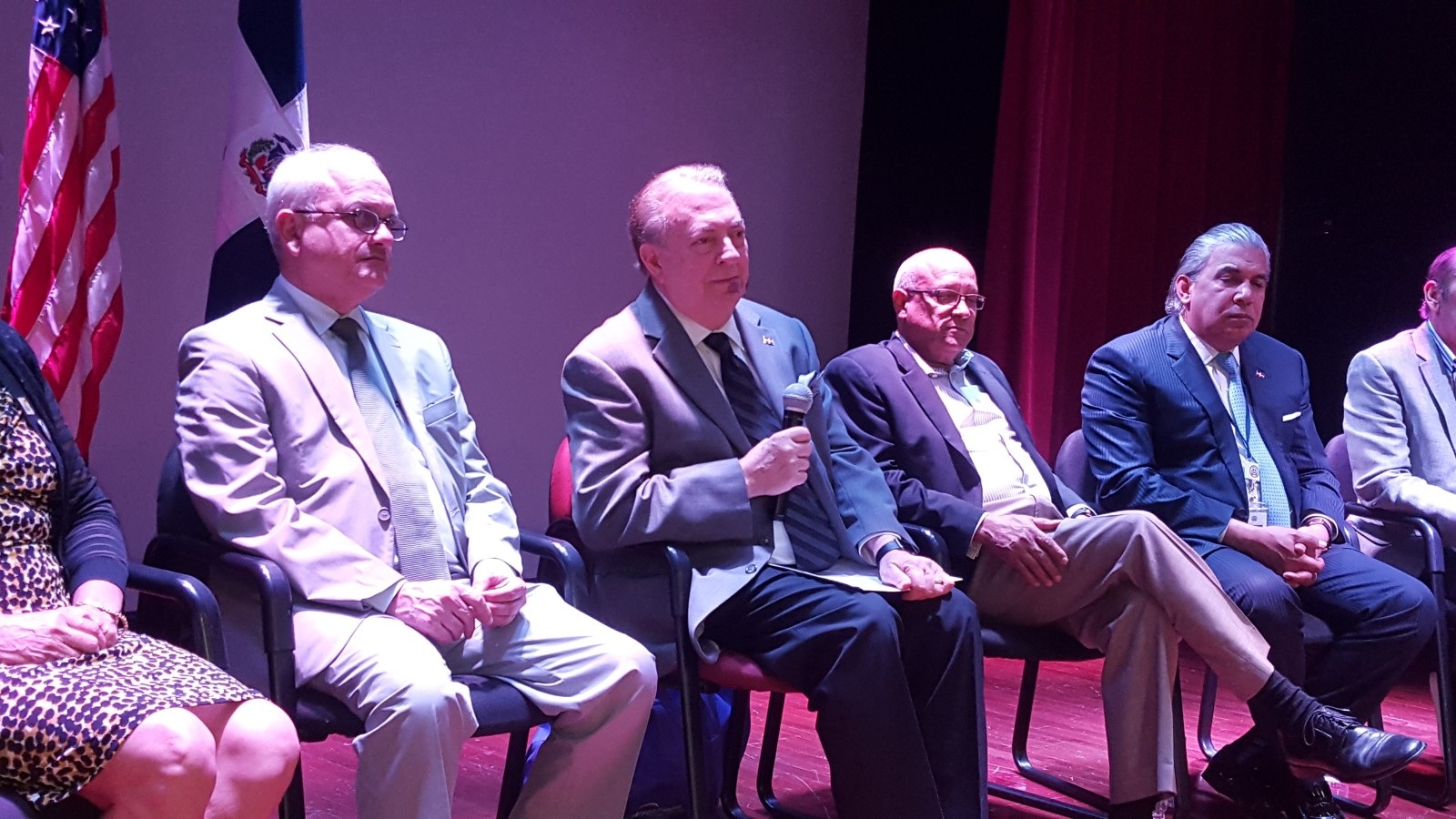 El Ministro Eduardo Selman Anuncia La XI Feria Del Libro Dominicano En Nueva York 2018