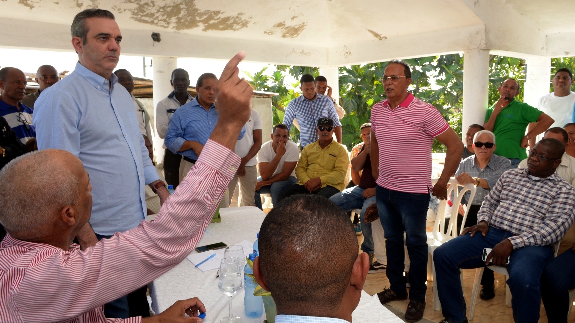 Luis Abinader Escucha A Dirigentes De La Junta De Vecinos