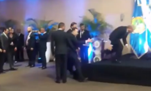 PRESIDENTE MEDINA POR POCO SE CAE