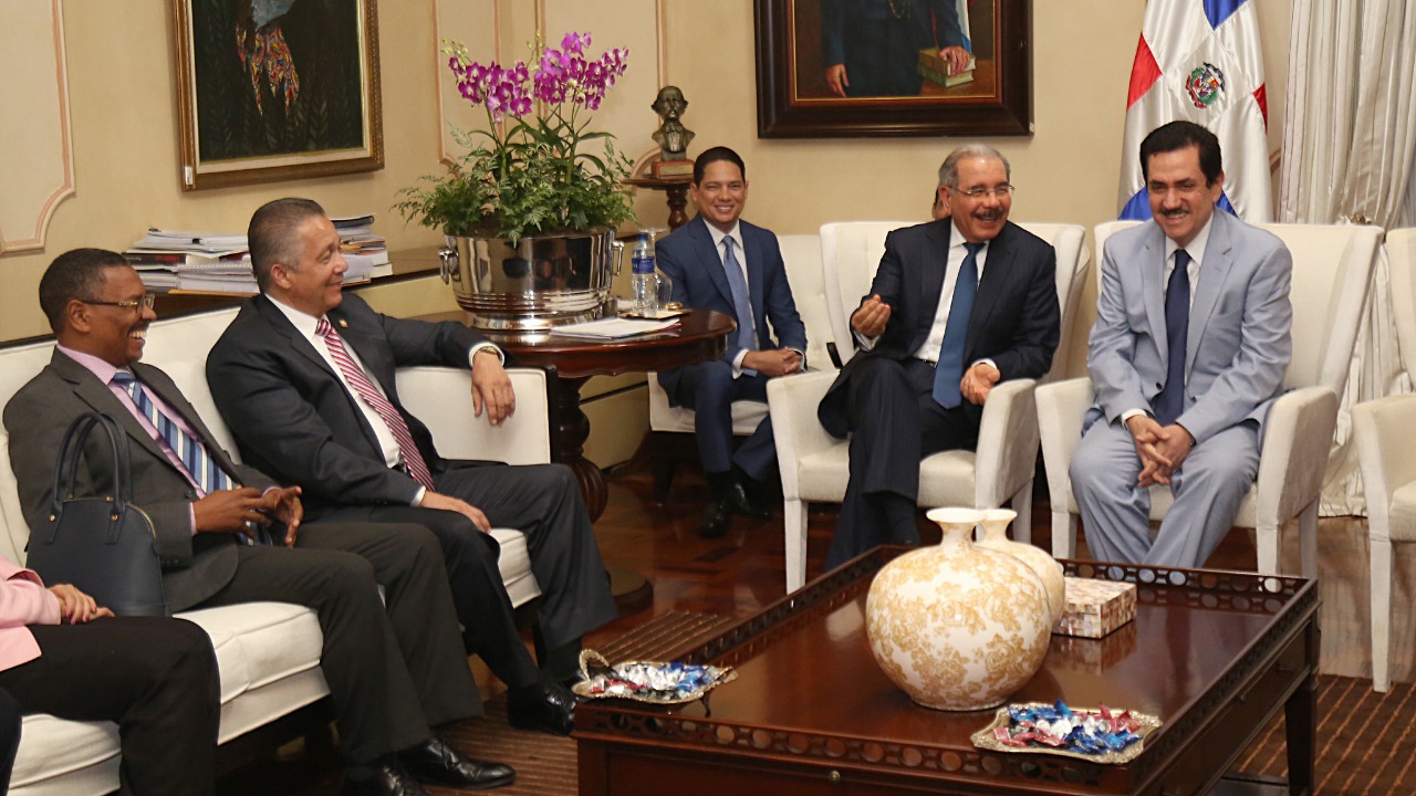 Foto El Presidente Danilo Medina Tony Raful Manuel Adames Y Daniel Aquino Entre Otros En El Encuentro En El Palacio Nacional