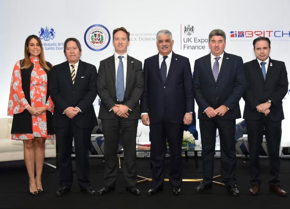 Canciller Vargas Junto A Participantes En Conferencia Sobre UKEF