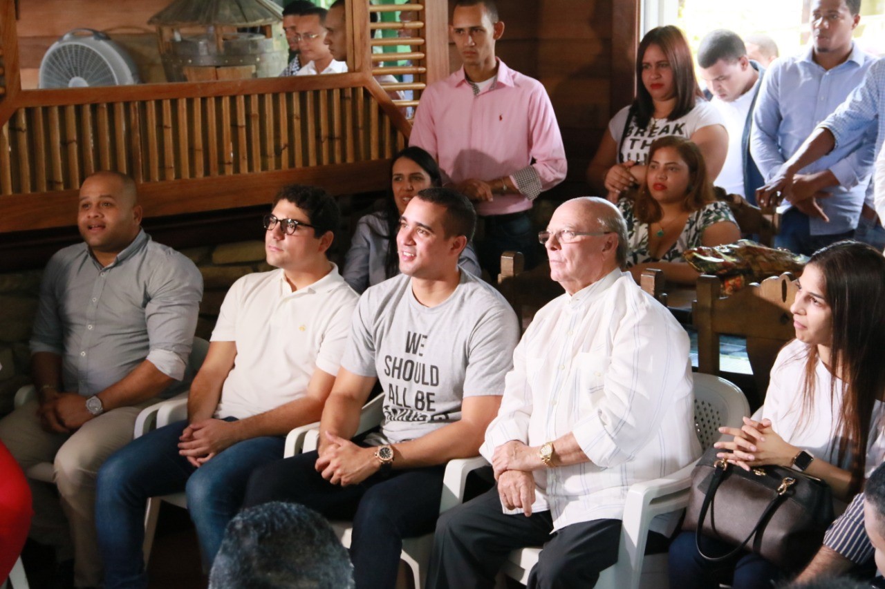 Hipolito Mejia En Reunion Con Jovenes Del H20 Durante El Encuentro En Su Finca SC