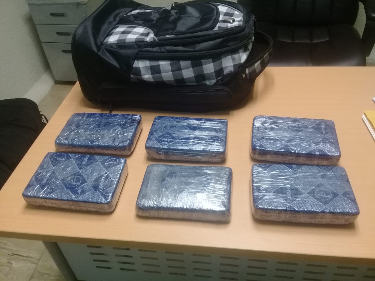 FOTO SEIS PAQUETES DE COCAINA INCAUTADO POR DNCD