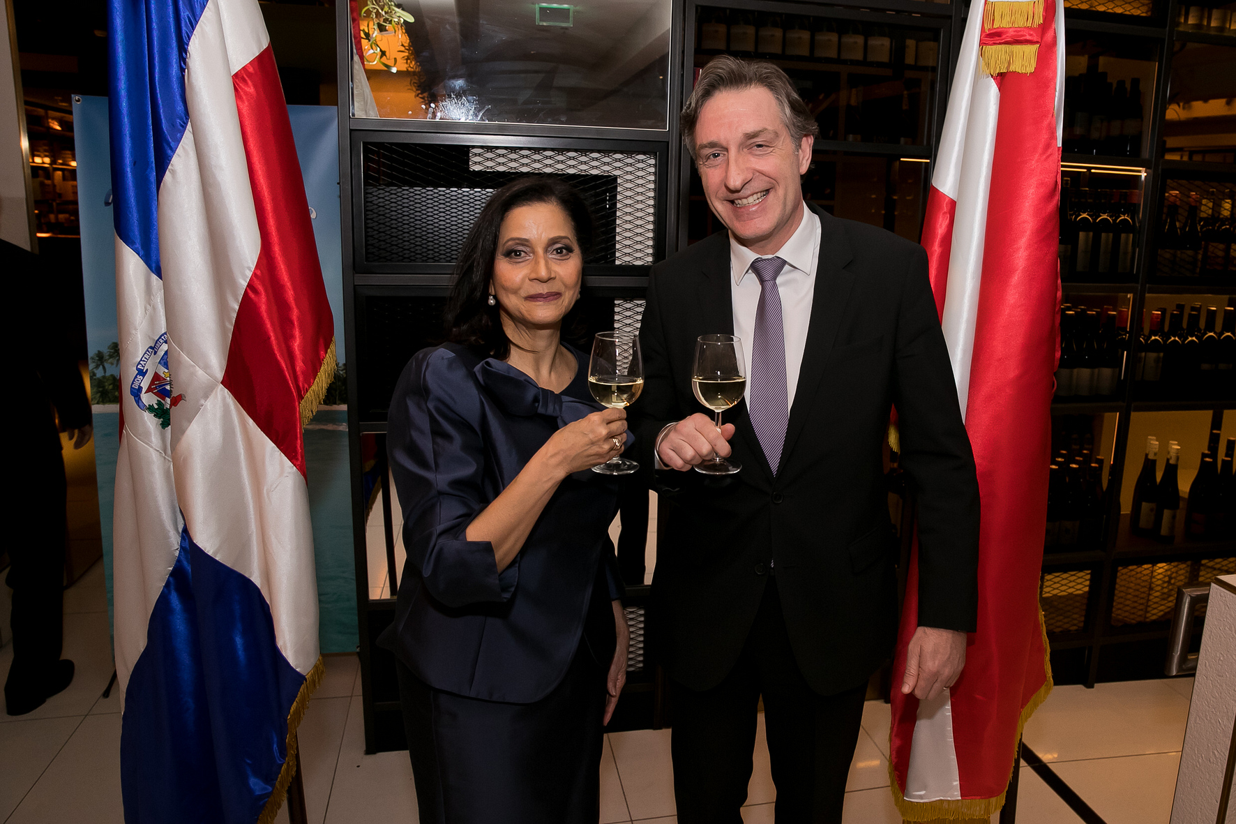 Embajadora Victora Kruse Y Jefe Protocolo Embajador Enno Drofenikc Harald Klemm