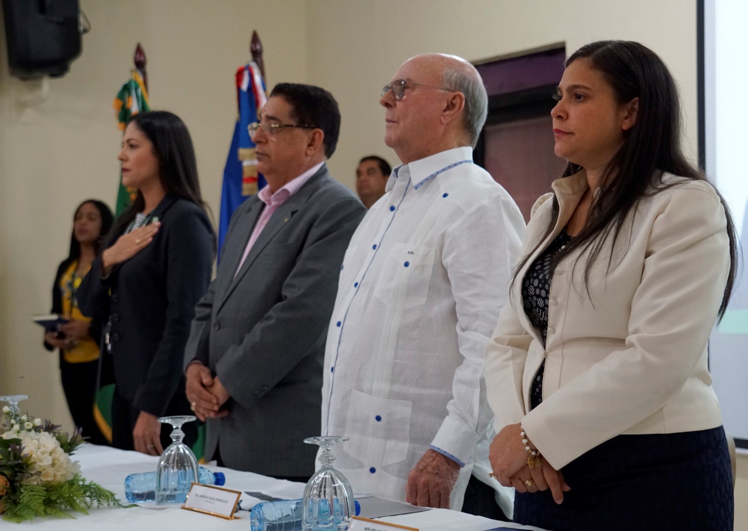 HM ACOMPANADO DE LAS AUTORIDADES DE UTESA EN MAO