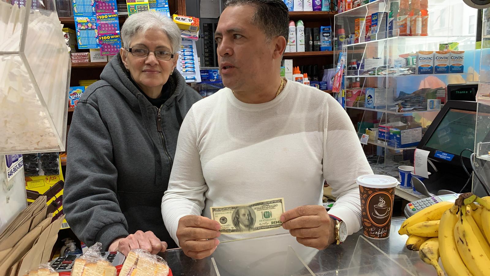 EL PRESIDENTE DE UBA MUESTRA UN BILLETE DE US 100 FALSO