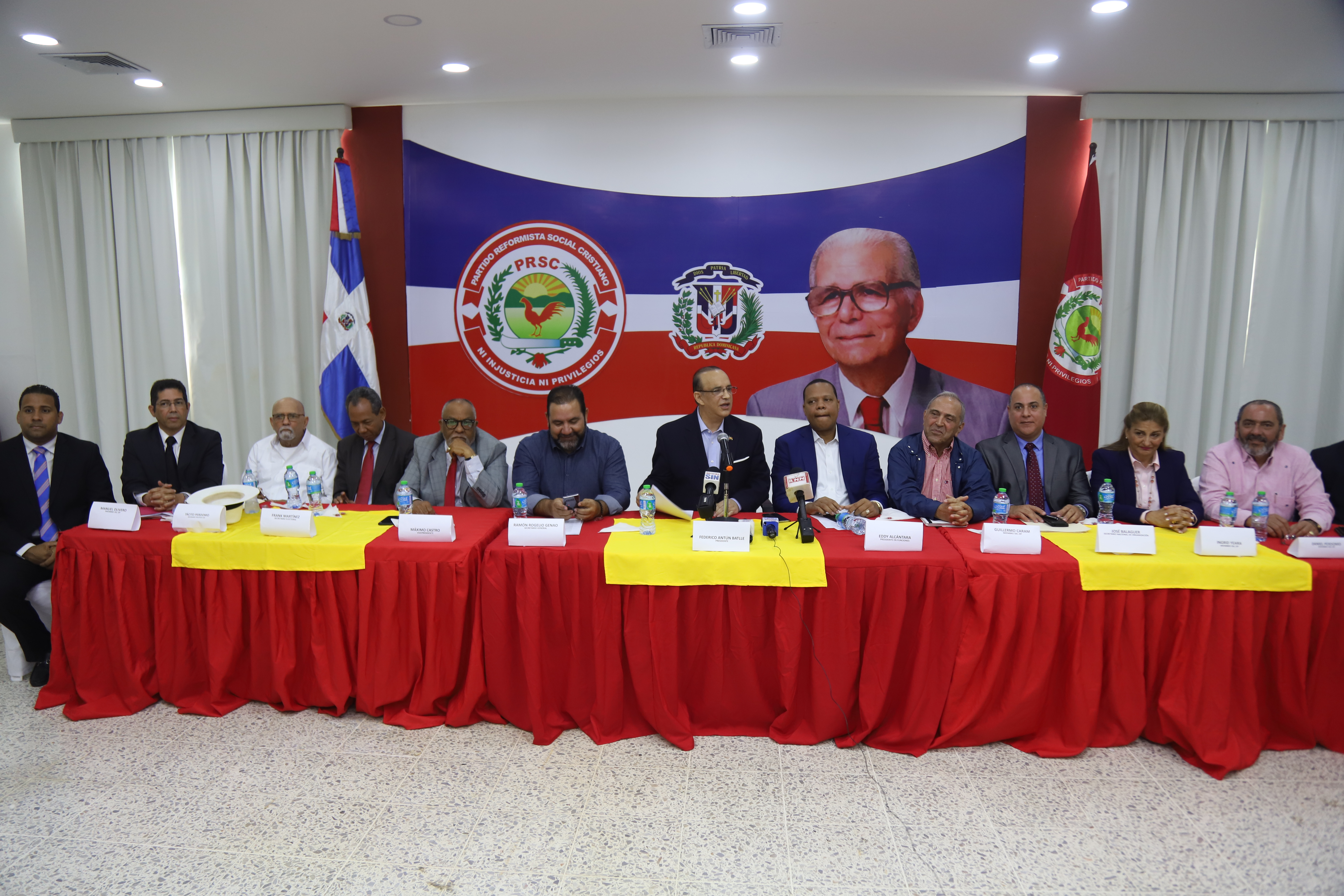Foto QUIQUE ANTUN HABLA EN LA RUEDA DE PRENSA PRSC
