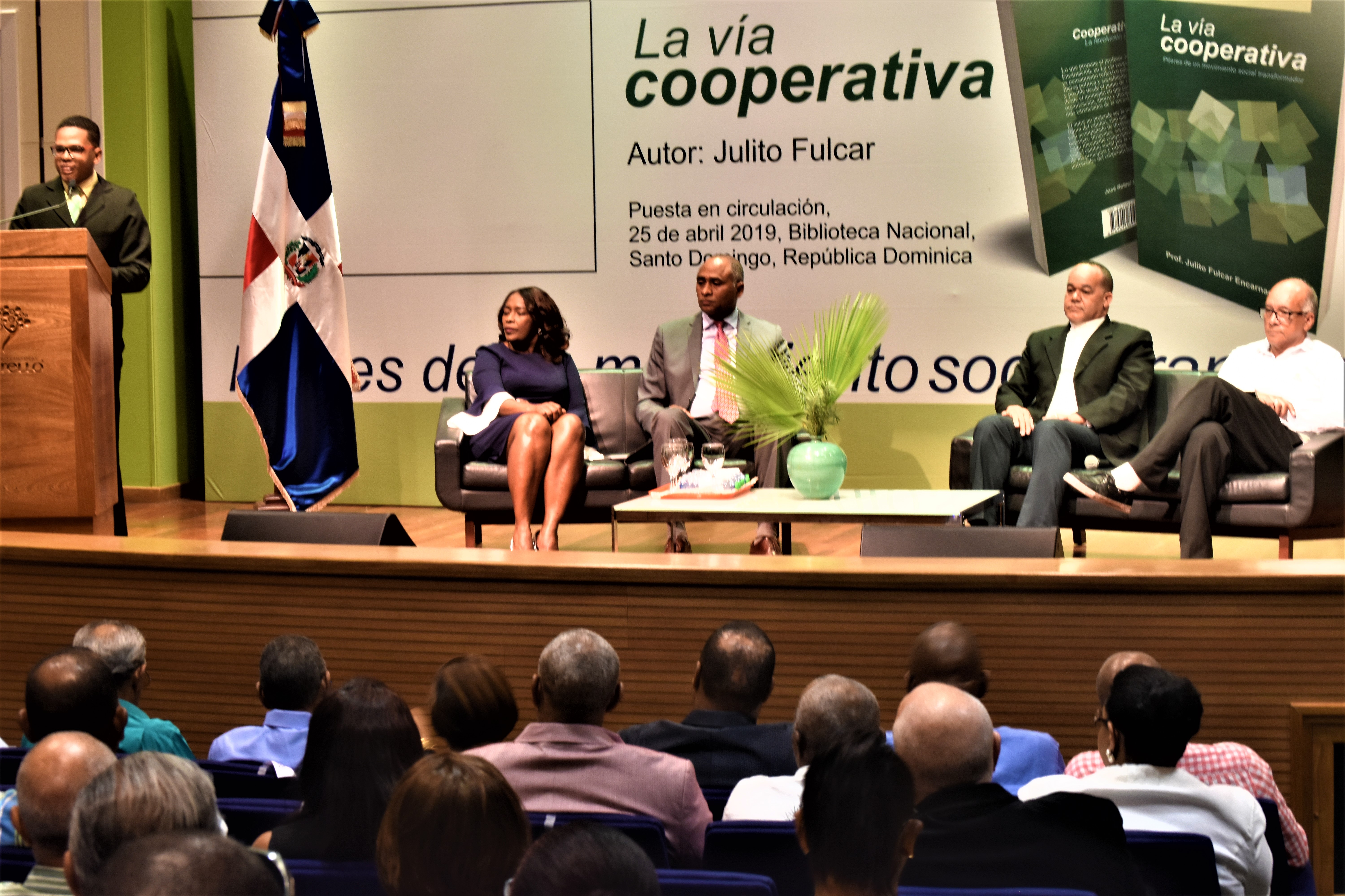 FOTO MESA PRINCIPAL PUESTA EN CIRCULACION LA VIA COOP. EN BANI