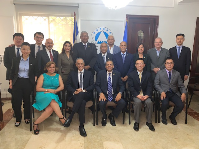 Foto El Vicepresidente De La Asamblea Popular Nacional De China APN Chen Guomin Junto A Diputados Del Parlacen