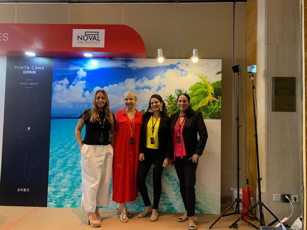 NDP Ejecutivas De Canablue Y Noval Properties En La Feria LPS En Beijing China 1