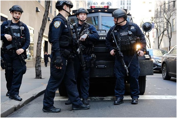 Autoridades NYC Refuerzan Lugares Por Tiroteos En Texas Y Ohio