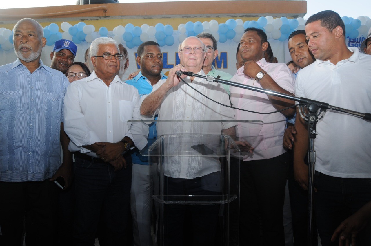 HM MIENTRAS HABLA EN LOS ALCARRIZOS