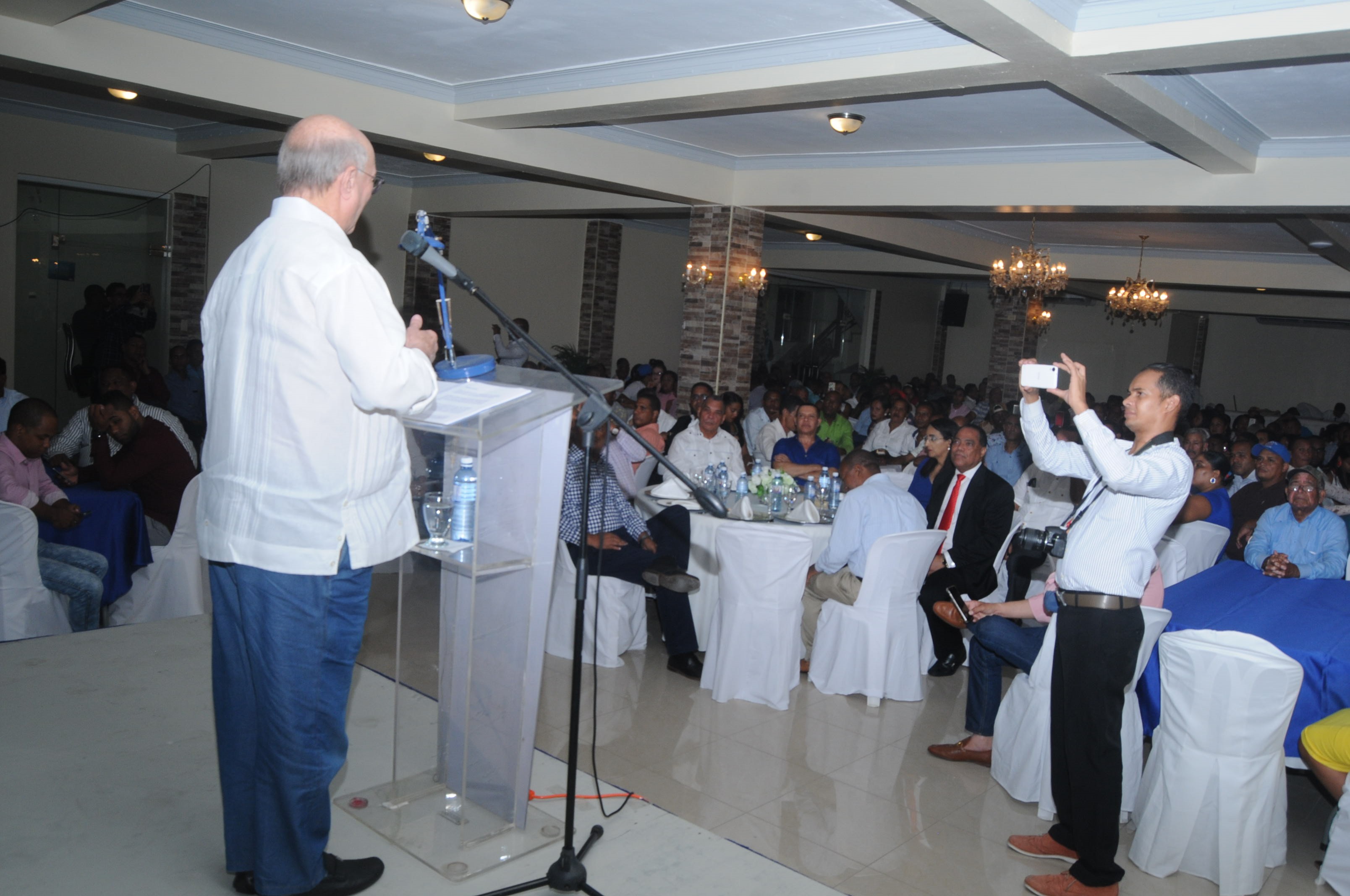 HM DICTA CONFERENCIA EN AZUA
