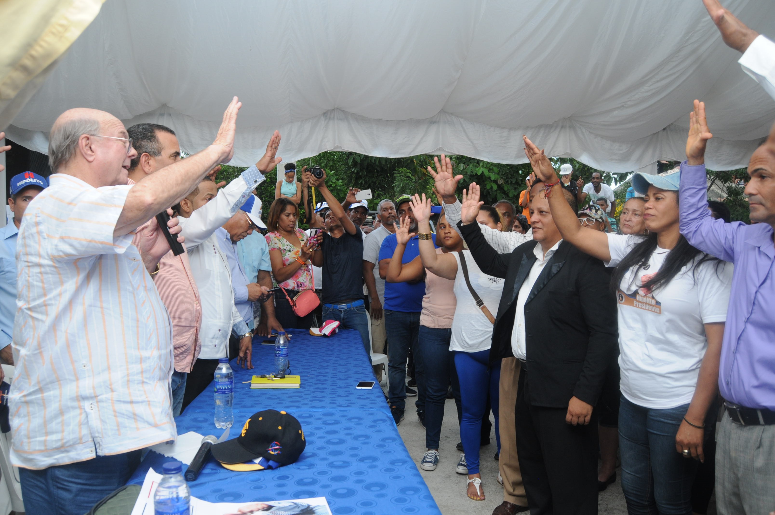 HM JURAMENTA A REGIDORES Y UN DIRECTOR DE DISTRITO DEJAN A LUIS ABINADER