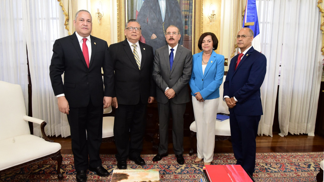 Foto El Presidente Medina Recibe A Los Directivos Del PARLACEN