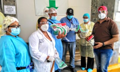 Foto OCOA. El Candidato A Diputado Dionisio Santana Extremo Derecho Entrega Mascarillas Al Personal Medico Del Hospital De Aqui.